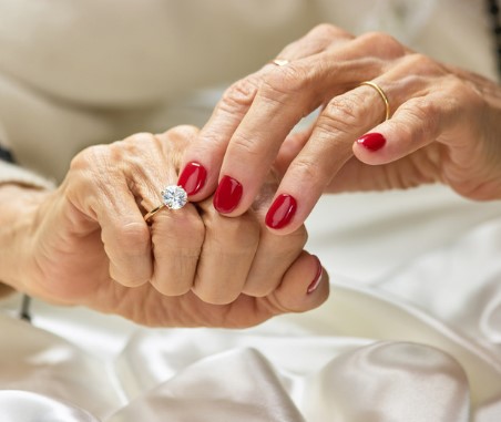 Touching diamond on ring